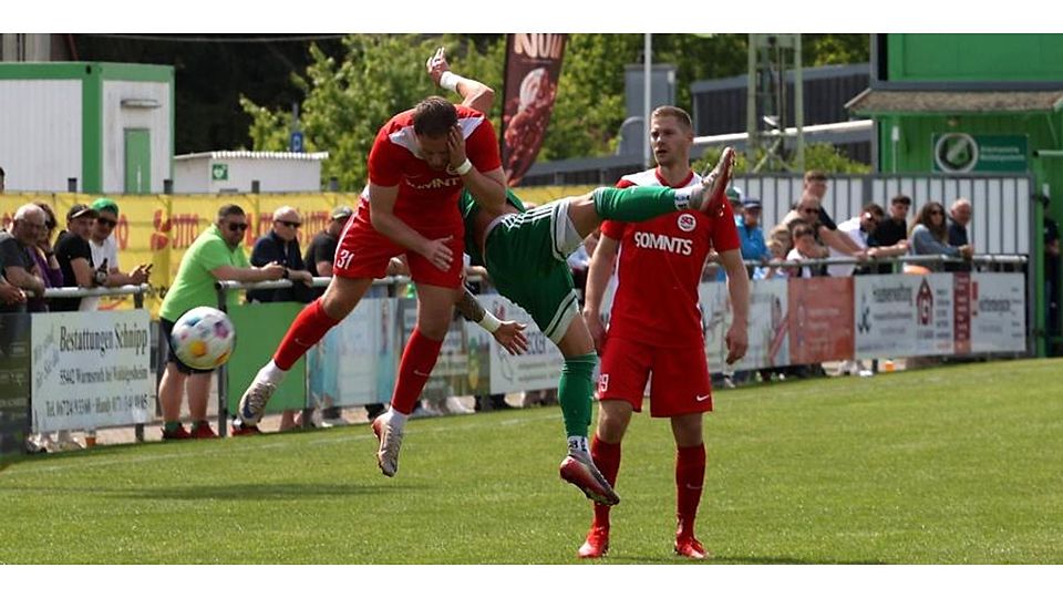 Spektakuläre Szene aus dem spektakulären Sechs-Tore-Derby: Hüffelsheims Tim Müller und Mahdi Mehnatgir von der Alemannia prallen im Luftduell aufeinander.	Foto: Mario Luge