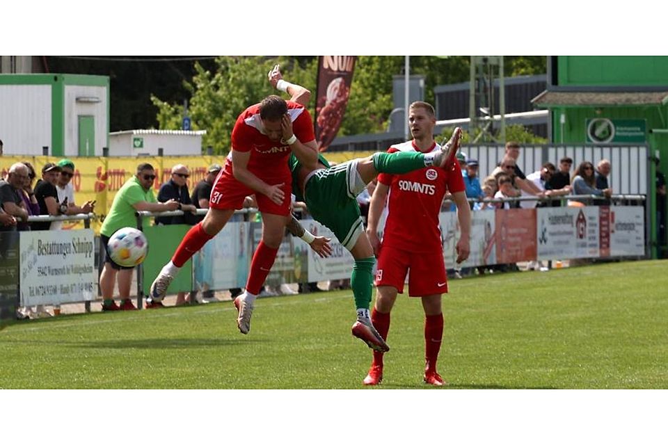 Spektakuläre Szene aus dem spektakulären Sechs-Tore-Derby: Hüffelsheims Tim Müller und Mahdi Mehnatgir von der Alemannia prallen im Luftduell aufeinander.	Foto: Mario Luge