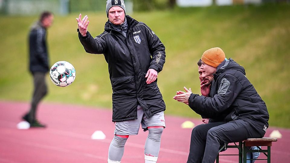 FC-Interimscoach Hans Huber schmeißt einen Ball zurück aufs Spielfeld.
