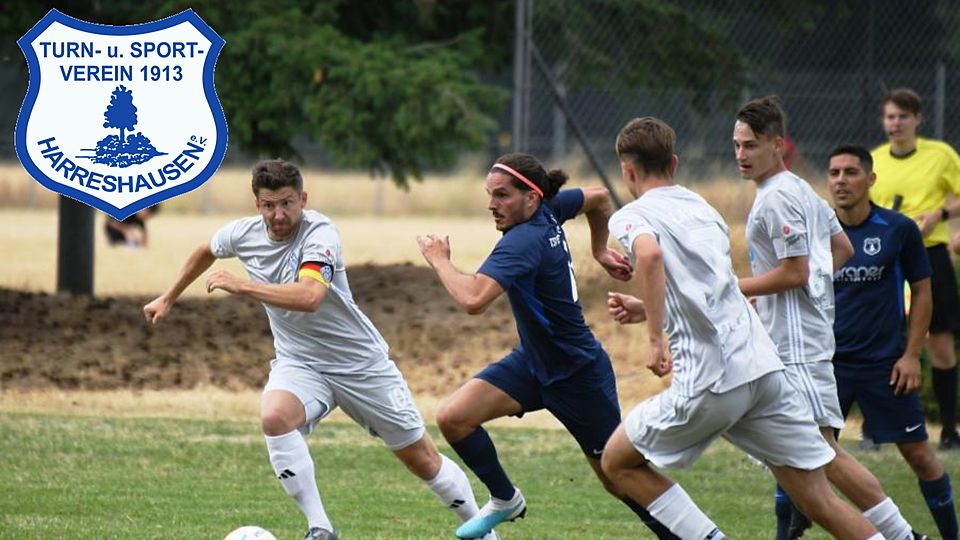 Ab durch die Mitte: Osman Dobrunat (Mitte), hier im Testspiel gegen Viktoria Aschaffenburg (links Benjamin Baier), ist einer von acht neuen Spielern beim TSV Harreshausen.	