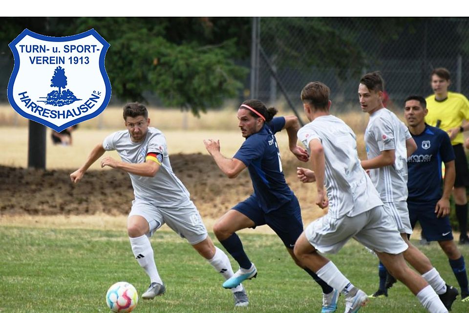 Ab durch die Mitte: Osman Dobrunat (Mitte), hier im Testspiel gegen Viktoria Aschaffenburg (links Benjamin Baier), ist einer von acht neuen Spielern beim TSV Harreshausen.	