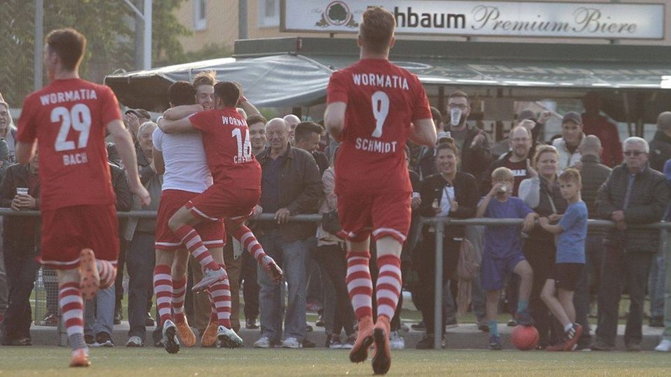 Jubel in Rot: Die Spieler fallen sich bei der U23 gerne in die Arme. Archivbild: Dinger