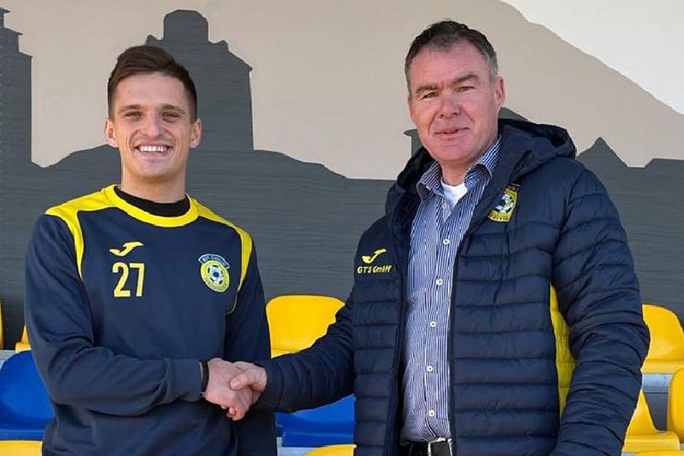 Vorsitzender Matthias Springer (rechts) begrüßt Florian Cepa am Göldner.