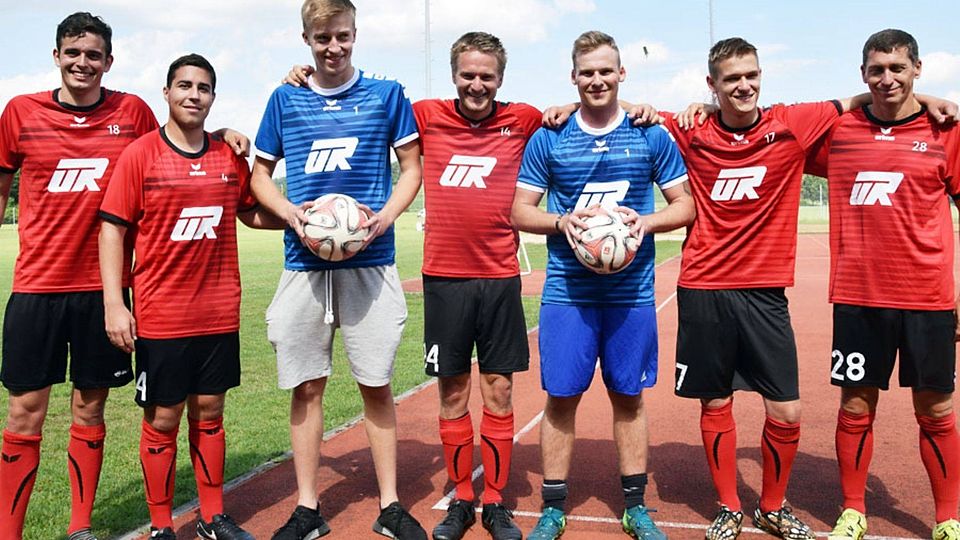 Den Schulterschluss für den Klassenerhalt proben auch die Neuzugänge des SC Altenmünster. Von links Alessandro Kadura, Dominik Saule, Andreas Haid, Christian Abraham, Alexander Schmid, Tom Vogt und Walter Rappel.