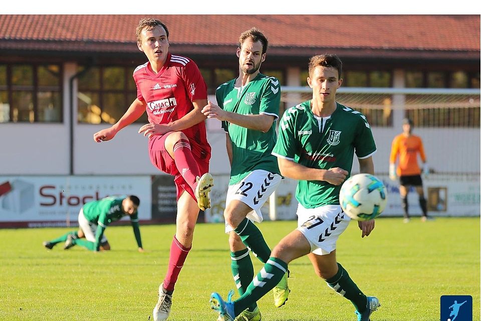 Alexander Vogl (links, rotes Trikot) läuft in der neuen Saison wieder für die SpVgg Lam auf 