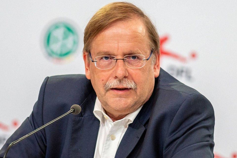 Drastisch: DFB-Vizepräsident Rainer Koch verkündete die Maßnahmen für die Fußball-Amateure. 	Foto: dpa