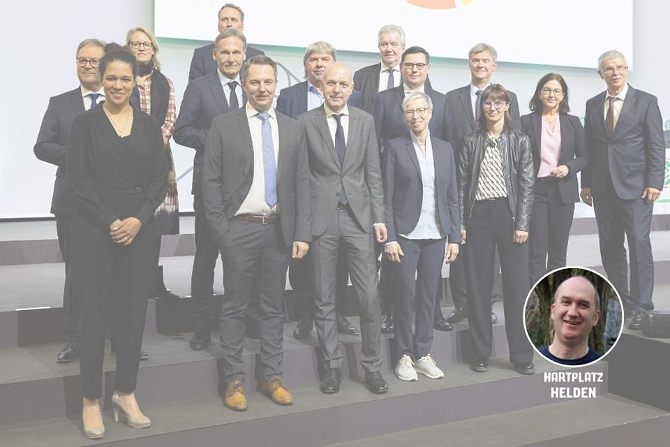 Das Präsidium beim 44. DFB-Bundestag 2022 in Bonn