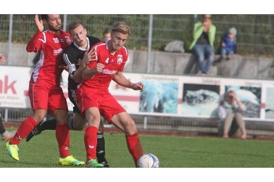 Bünyamin Kilic (links) und Marius Ehrenstein (vorne) bleiben dem FC Hennef 05 erhalten. Foto: Bröhl