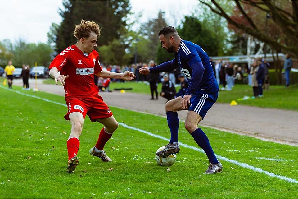 Blerim Bara (TuS Hartenholm) gegen Tyler Stadler (li., Dornbreite).