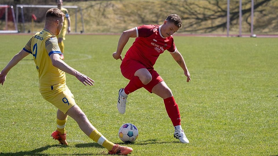 Zizou-Tanz um Ball und direkten Klassenerhalt: Moritz Ziepl (rechts) und der TSV Zorneding erwarten am Sonntag den TuS Holzkirchen.