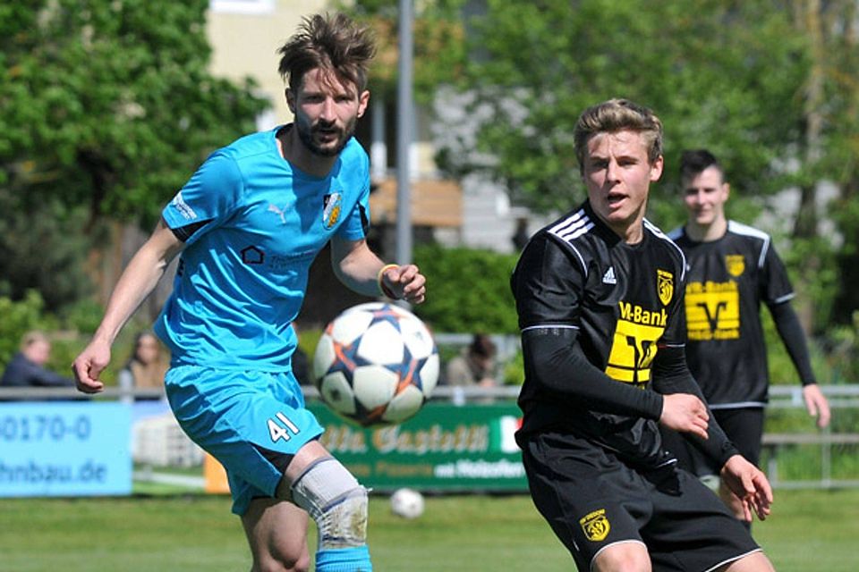 Selber schwer machten es sich der SV Cosmos Aystetten beim 4:3-Sieg beim TSV Diedorf. Hier sehen Max Reiser (links) und Philipp Harjung dem Leder hinterher.  Foto: Andreas Lode