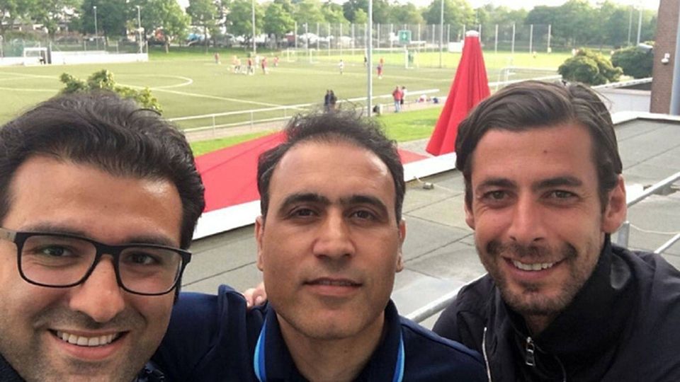 Die Per­si­en-Con­nec­tion: (v.l.) Ha­mid Der­akhs­han, neu­er Trai­ner der Holz­hei­mer SG, mit den ehe­ma­li­gen Fuß­ball-Pro­fis Meh­di Mah­da­vi­kia (Ham­bur­ger SV) und Fe­ry­doon Zan­di (1. FC Kai­sers­lau­tern) beim Lehr­gang zur Ju­gend-Eli­te-Li­zenz.