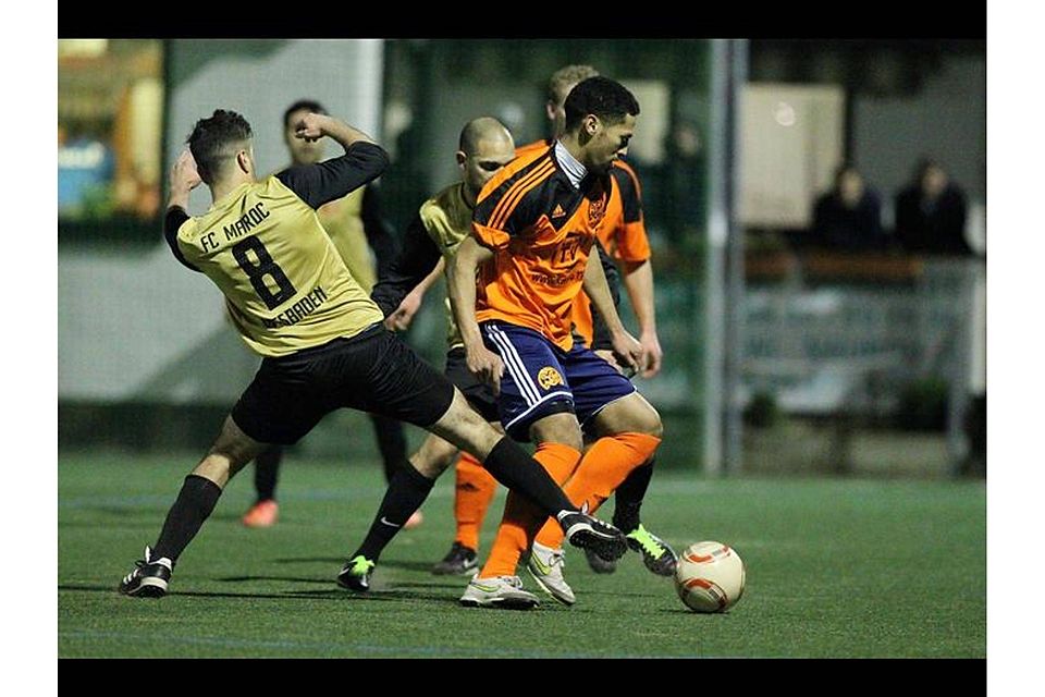 Kommt beim SV Wiesbaden immer besser zur Geltung: Torjäger Younes Bahssou (re.), hier beim Pokalviertelfinale im Duell mit Mohammed Taijiou vom FC Maroc. Archivfoto: rscp / Jörg Halisch Kommt beim SV Wiesbaden immer besser zur Geltung: Torjäger Younes Bahssou (re.), hier beim Pokalviertelfinale im Duell mit Mohammed Taijiou vom FC Maroc. Archivfoto: rscp / Jörg Halisch