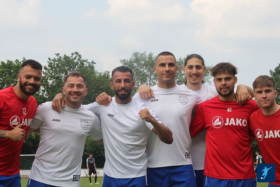 Ulas Önal (Dritter v. li.) wechselte sich beim SC Rheinbach selbst ein und besorgte das 3:1.