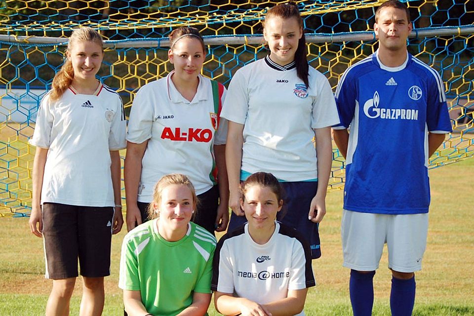 Die Neuen im Team: (hinten von links) Elena Becker, Christina Nägele, Sophia Meichelböck, Trainer Sebastian Kiening, (vorne von links) Marina Waltenberger, Lisa Racaj. Es fehlt: Michaela Vogel.	F.: J. Prestele