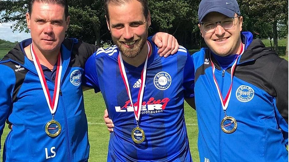 Im Sommer 2019 feierte Michael Wegener (rechts) mit dem SV Blau-Weiß Brehme den Kreispokalsieg im Eichsfeld.