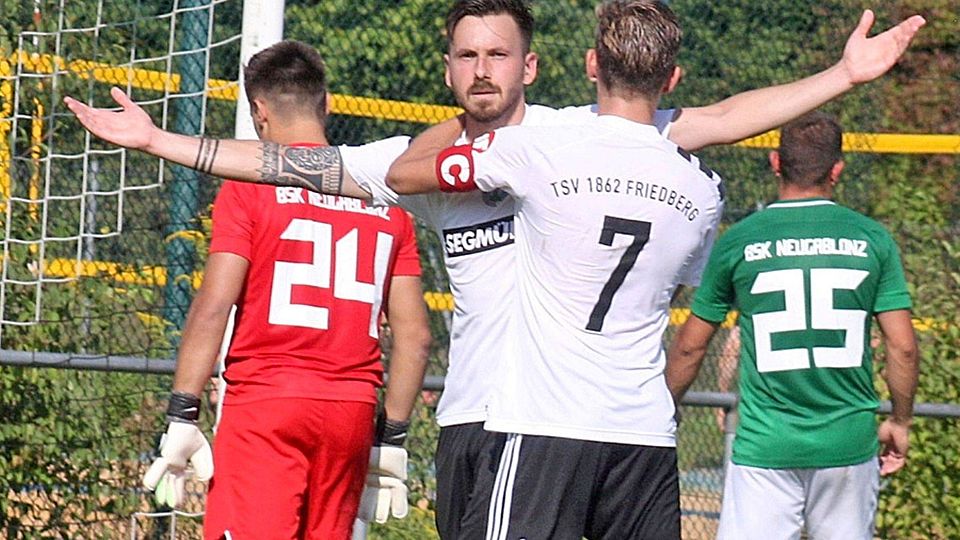 Freude beim TSV Friedberg, Frust bei Olympia Neugablonz. Fränky Rajc lässt sich nach seinem Treffer zum 3:2 für den TSV von Kapitän Marcel Pietruska beglückwünschen, am Ende setzte sich der TSV verdient mit 4:2 durch. 