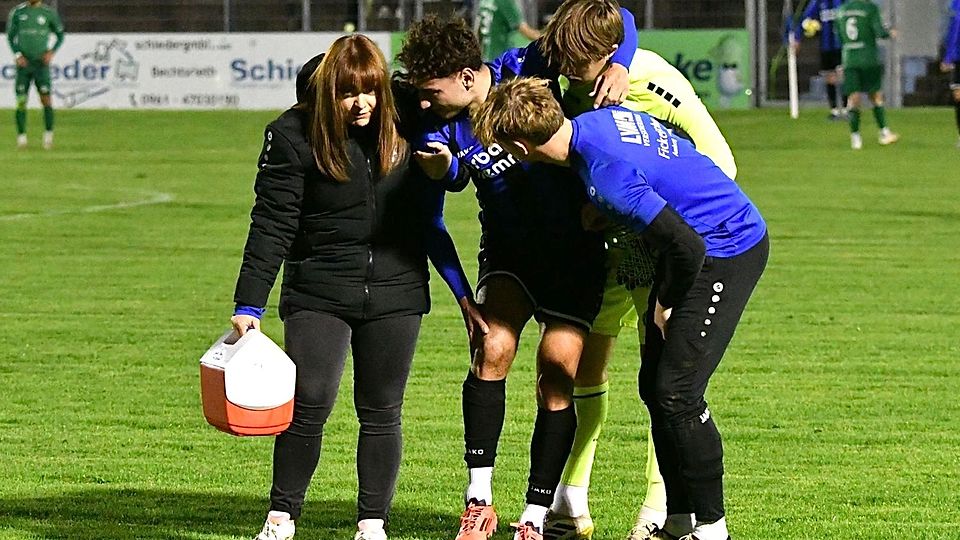 Das sah nicht gut aus: Alexander Kautz (Zweiter von links) ging am Freitag humpelnd und gestützt vom Platz.