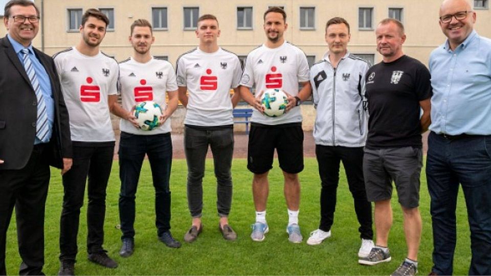 Ein Teil der Neuzugänge um Trainer Marko Fiedler (2.v.r.)                    (F. Sven Sonnenberg)