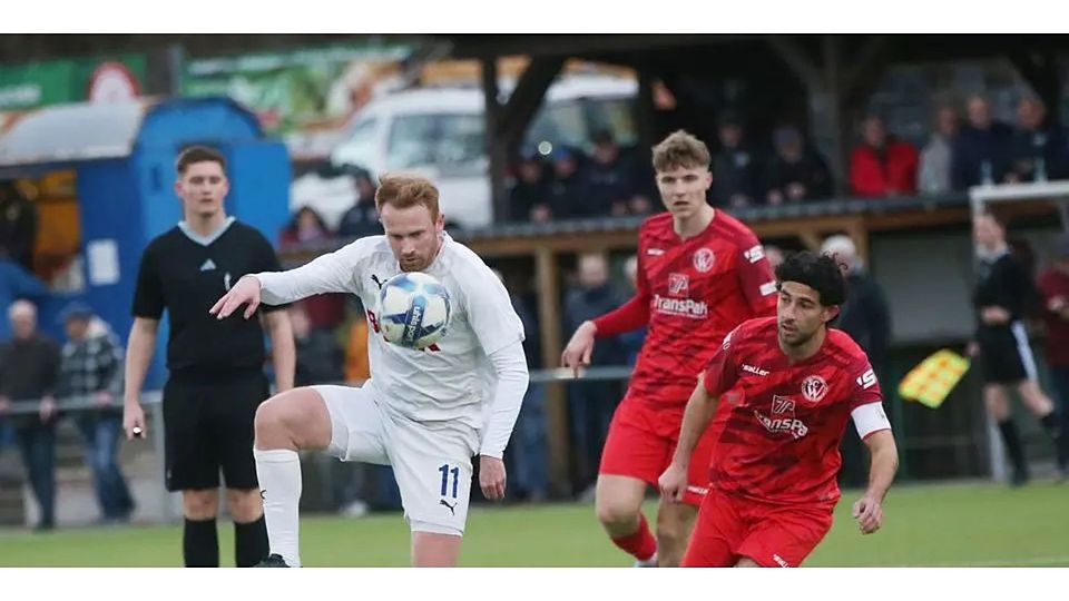 Nicht nur in dieser Szene ist der FC Cleeberg in Person von Simon Kranz (am Ball) dem SC Waldgirmes U23 um Kaan Erol einen Schritt voraus und gewinnt in der Fußball-Gruppenliga. © Steffen Bär