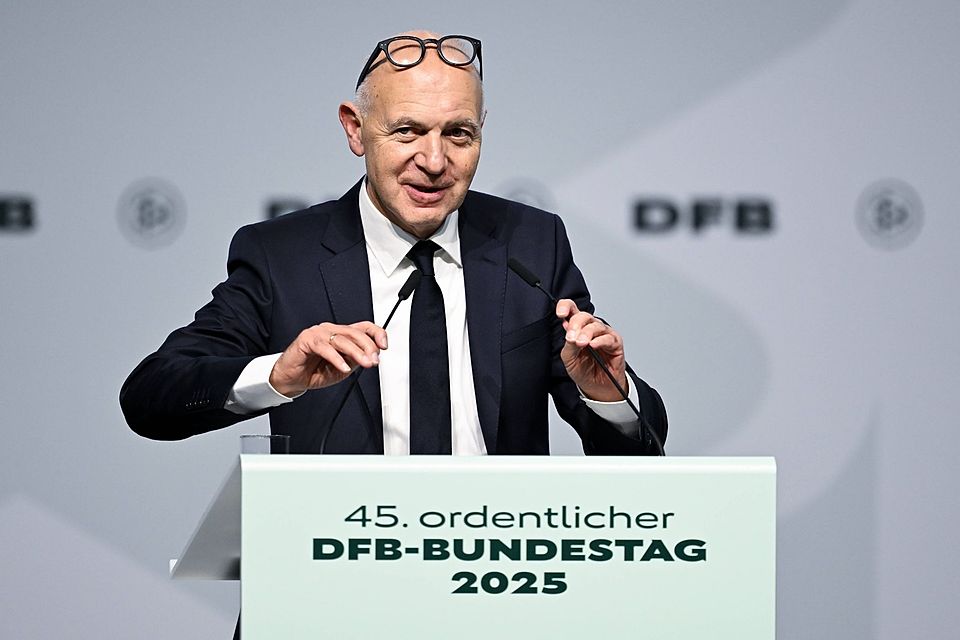 Bernd Neuendorf (DFB Praesident) spricht auf dem 45. Ordentlichen DFB-Bundestag im DFB-Campus in Frankfurt am Main, 7.11.2025. Bernd Neuendorf (DFB Praesident) spricht auf dem 45. Ordentlichen DFB-Bundestag im DFB-Campus in Frankfurt am Main, 7.11.2025.