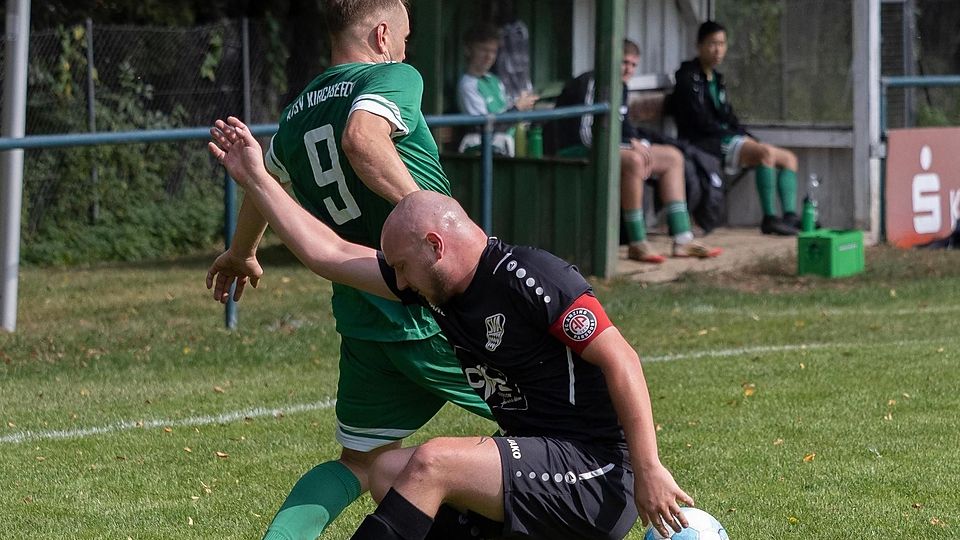 In Bedrängnis: Kirchseeons Levente Konrad (li.) gegen Anzing-Parsdorfs Florian Guggenthaler.