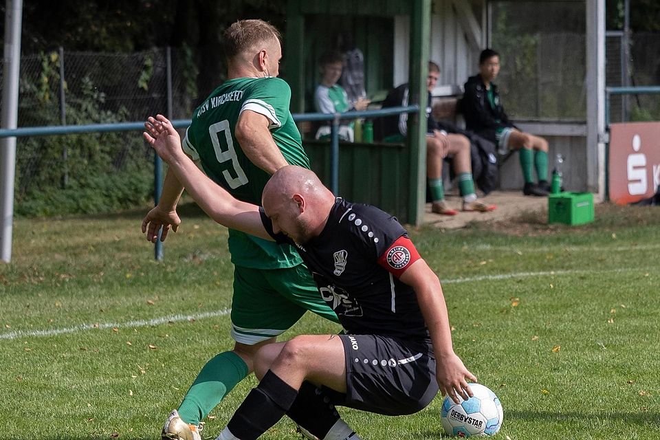 In Bedrängnis: Kirchseeons Levente Konrad (li.) gegen Anzing-Parsdorfs Florian Guggenthaler.