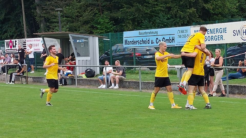 Jubelt der Meister - eventuell die Spieler des FC Hertha Wiesbach - an einem ganz normalen Wochentag?