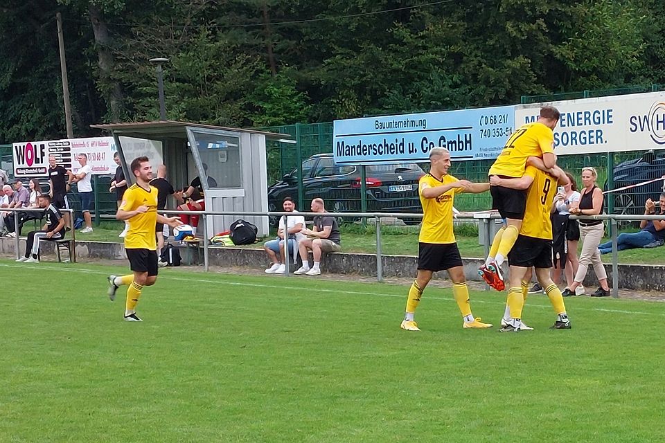 Jubelt der Meister - eventuell die Spieler des FC Hertha Wiesbach - an einem ganz normalen Wochentag?