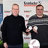 NFV-Pokalspielleiter Jörg Zellmer (rechts) und NFV-Pressesprecher Manfred Finger präsentieren die gezogene Halbfinalpaarung SC Melle 03 gegen SV Atlas Delmenhorst.