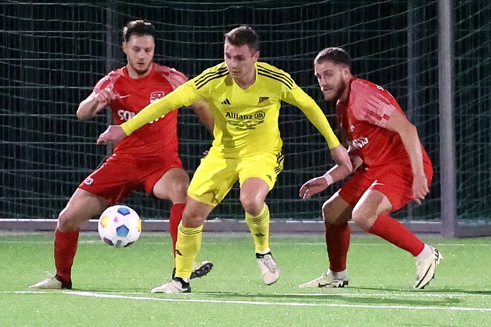 Doppel-Deckung: Fabi Scheick (links) und Tim Müller bearbeiten ihren Dudenhofener Gegenspieler.