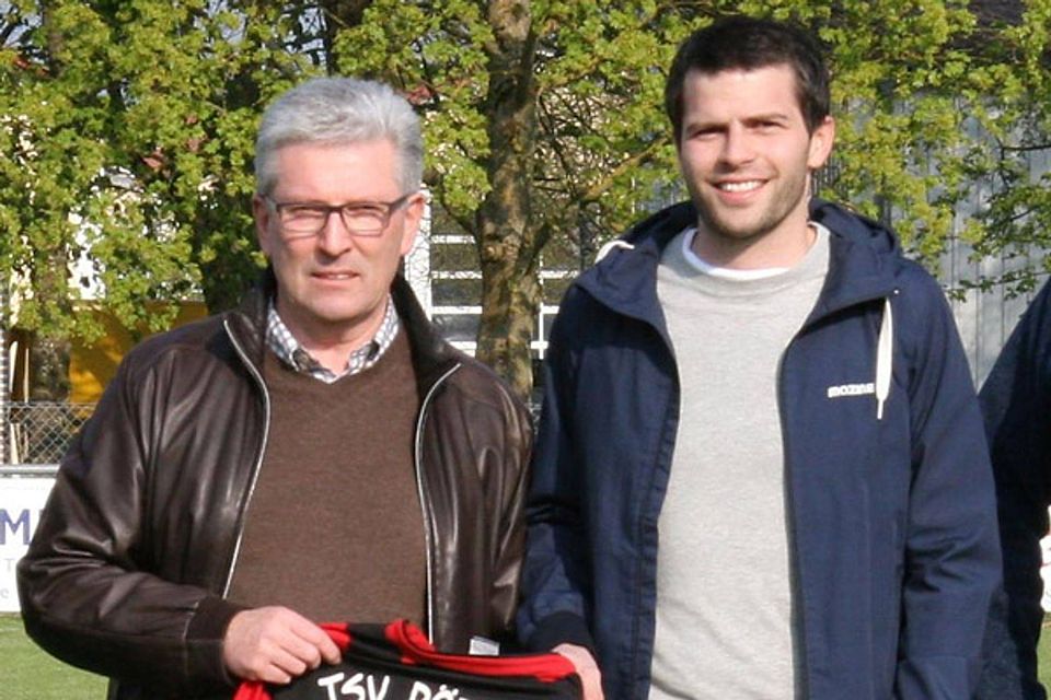 Abteilungsleiter Werner Oexler (links) präsentierte den neuen Spielertrainer Andreas Meitinger.  Foto: Prähofer