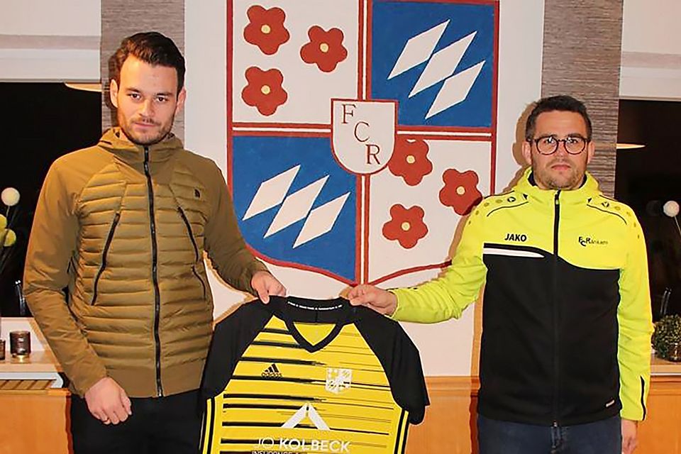 Fußballabteilungsleiter Christian Mühlbauer (rechts) stellte Thomas Wittmann als neuen Trainer des FC Ränkam vor.