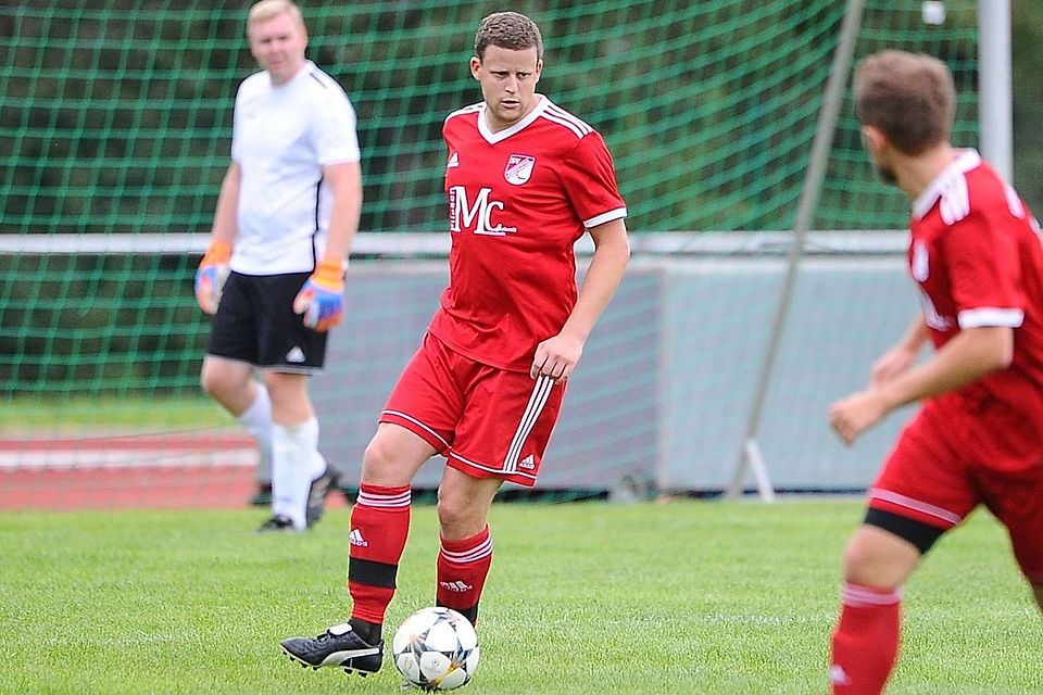 Daniel Ertl (Mitte) wird neuer Spielertrainer beim FC Straßkirchen.