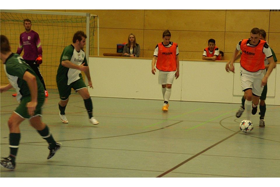 Im Endspiel war der TV Oberndorf (orange Leibchen) die klar bessere Mannschaft.  Fotos: bxh