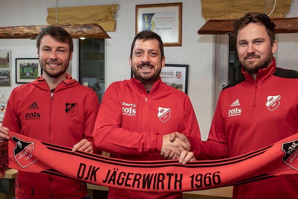 Freuen sich auf die weitere Zusammenarbeit (von links): Sportvorstand Matthias Niederhofer, Trainer Philpp Sackmann und Abteilungsleiter Tobias Sprödhuber.