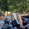 Müllberge: In den Straßen von Petershausen türmt sich nach der Hochwasserkatastrophe der Sperrmüll aus den Kellern der betroffenen Anwohner.