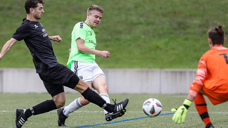Ein Exprofi gegen den drohenden Abstieg: Simon Ollert (M., hier noch im Dress der Penzberger) soll den WSV Unterammergau zum Klassenerhalt in der Kreisliga schießen. Bereits in der F-Jugend lief er für den Verein auf.