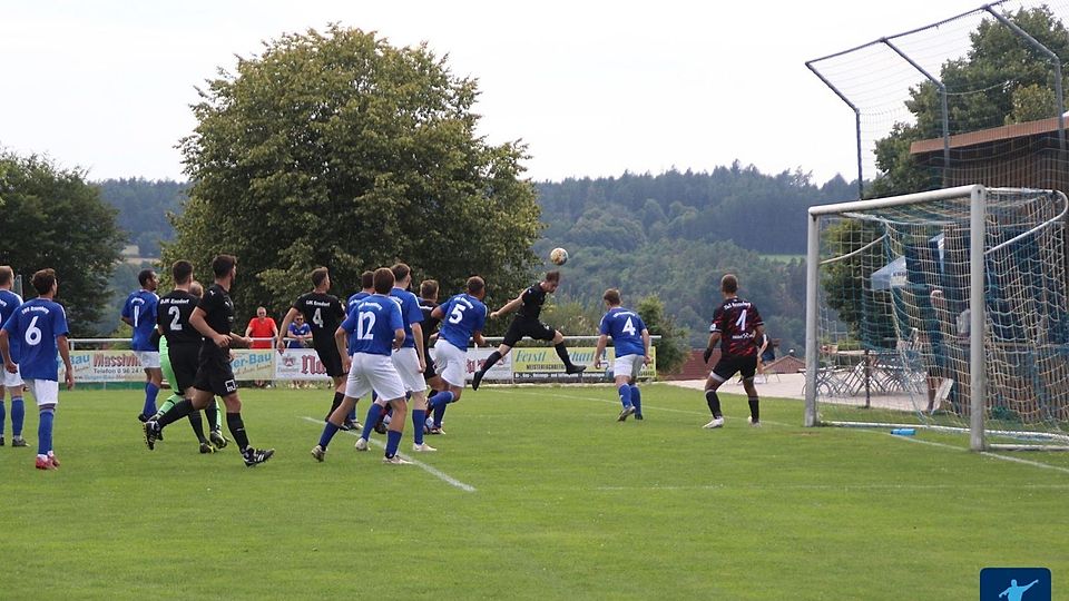 Julian Trager war mit drei Treffern der herausragende Akteur beim 4:1 der DJK Ensdorf (in Schwarz) im Auswärtsmatch beim TSV Kümmersbruck.