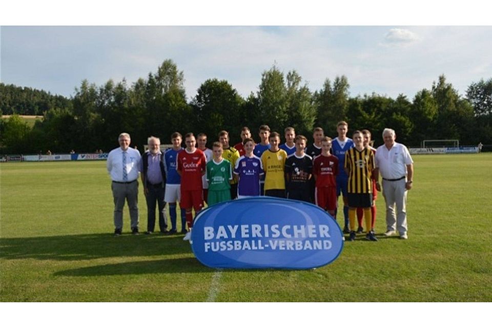 Vor dem Eröffnungsspiel SV Schwarzhofen – Detag Wernberg (1:2) präsentierten Juniorenspieler des Gastgebers die Trikots der 16 in der Nordgruppe vertretenen Vereine.  Foto: C. Allacher