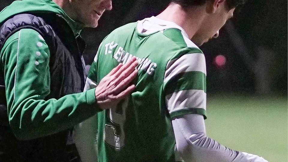 Aufbauende Gespräche: Emmerings Trainer Hans Weiß (l.) mit Thomas Leykam. sro