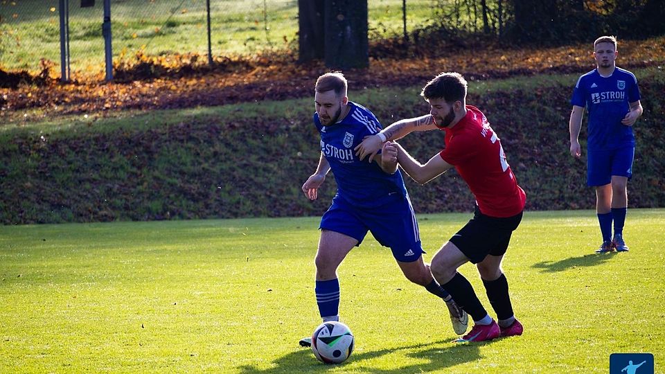 Catch me if you can: VfL Rüdesheim II-Akteur Maurice Schmidt (rechts) versucht den ballführenden Leon Bott, vom TuS Waldböckelheim II, daran zu hindern, an ihm vorbeizuziehen.