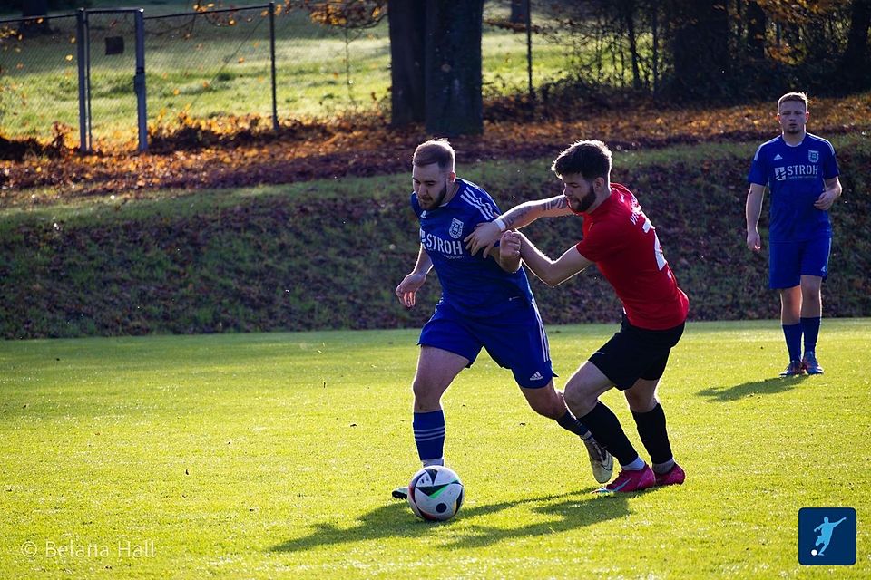Catch me if you can: VfL Rüdesheim II-Akteur Maurice Schmidt (rechts) versucht den ballführenden Leon Bott, vom TuS Waldböckelheim II, daran zu hindern, an ihm vorbeizuziehen.