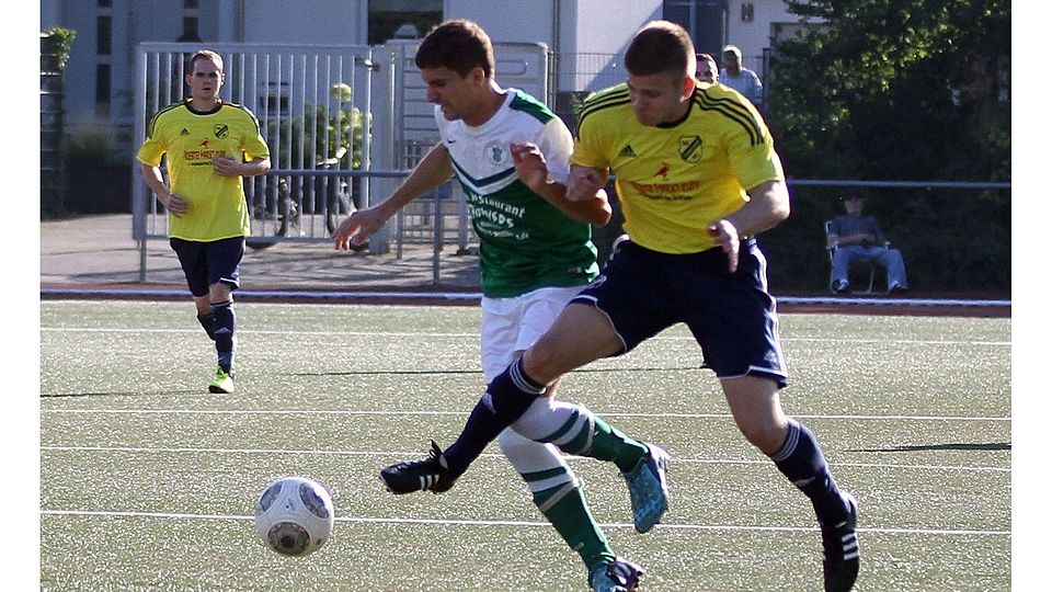 Anderthalb Wochen rollt auf dem Kunstrasen in Westhofen, im Bild der Westhofener Adriano Fragomeli (links) und Yannick Deichmann vom TuS Framersheim, der Ball.	Archivfoto: photoagenten/Christine Dirigo