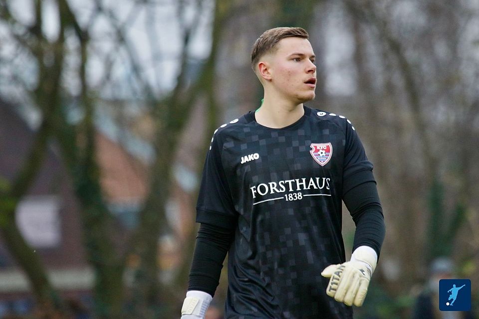 Jonas Holzum ist eine Bank im KFC-Tor. 