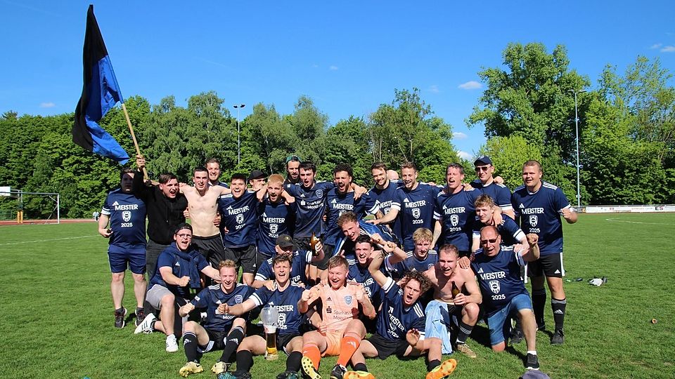 Erst auf dem Sofa, dann auf dem grünen Rasen: Die Kicker des FC Moosburg durften nach der Pfaffenhofener Schützenhilfe vorzeitig auf die Kreisklassen-Meisterschaft anstoßen.