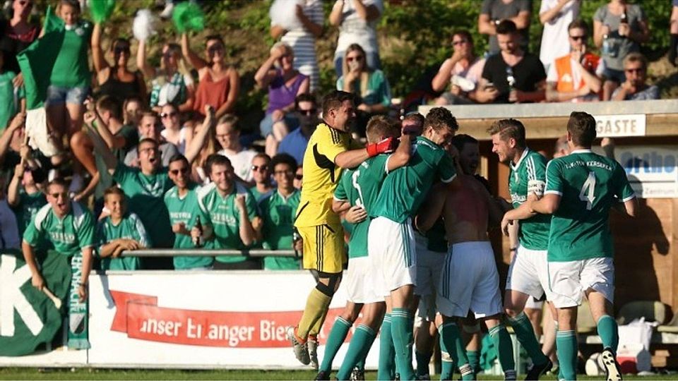 Mitspieler gratulieren Trainer Lutz Reinhold (in der Jubeltraube), die Fans feiern. F: Ralf Rödel