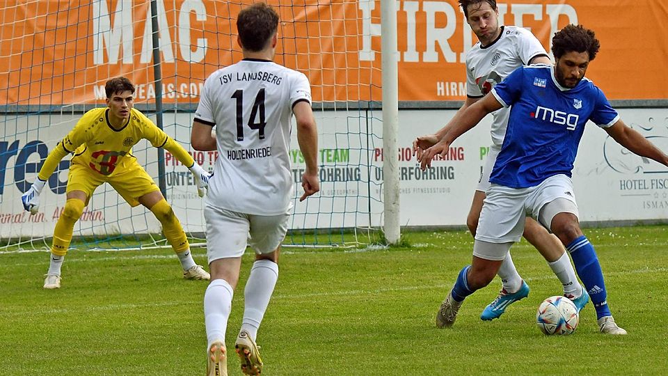 Starker Auftritt: Ismaning (Daniel Gaedke; blau) schlägt den TSV Landsberg 2:1.