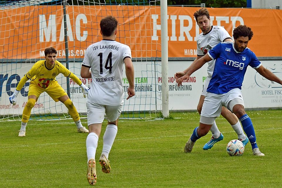 Starker Auftritt: Ismaning (Daniel Gaedke; blau) schlägt den TSV Landsberg 2:1.