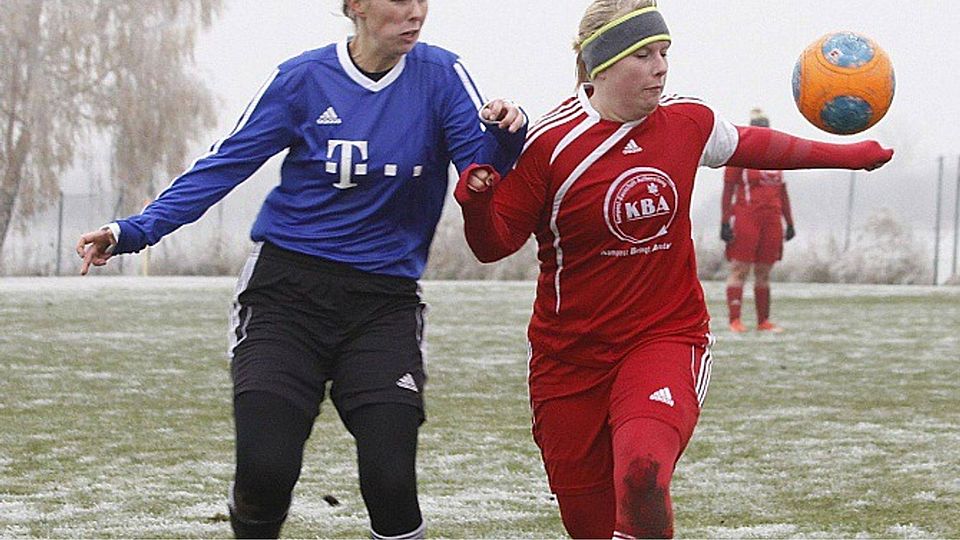 Zweikampf zwischen SG Wilstermarschs  Johanna Huß (l.) und Farnewinkel/Nindorfs Rieke Sophie Knobbe. Foto: oj